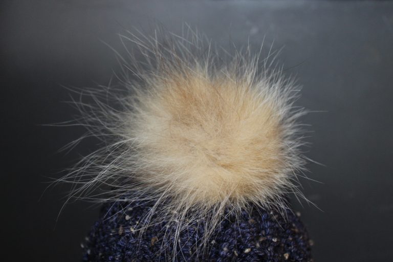 Pompon En Fourrure Violet Avec Reflets Noirs - Longs Cheveux 20 Cm, Neuf Sans Étiquette, Fabriqué En Allemagne