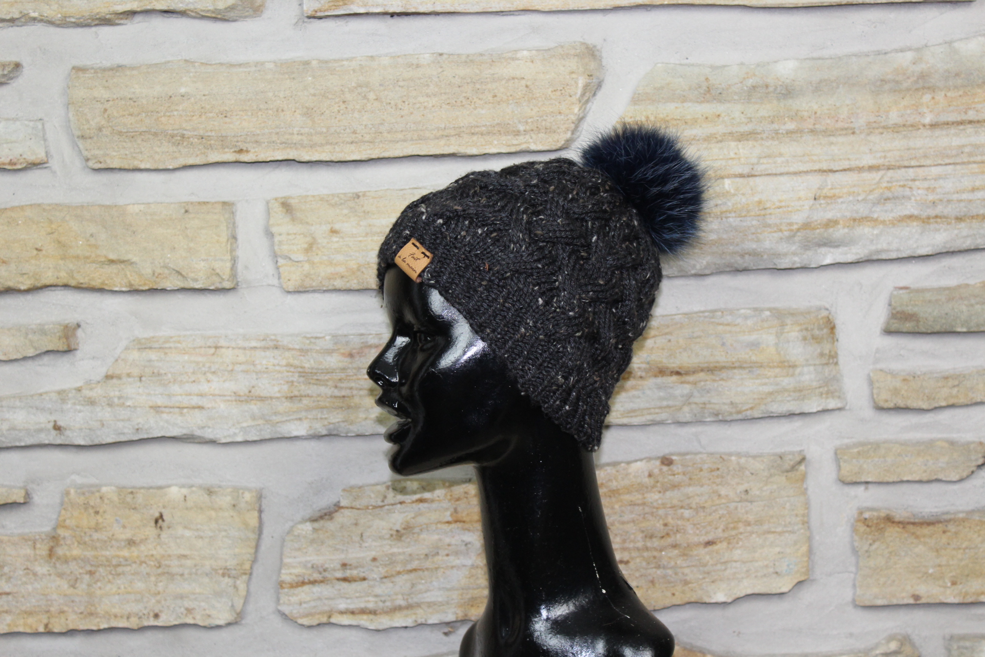 Tuque de laine noir tressée avec pompon de fourrure au choix - Les  Fourrures Robert Émond Inc.